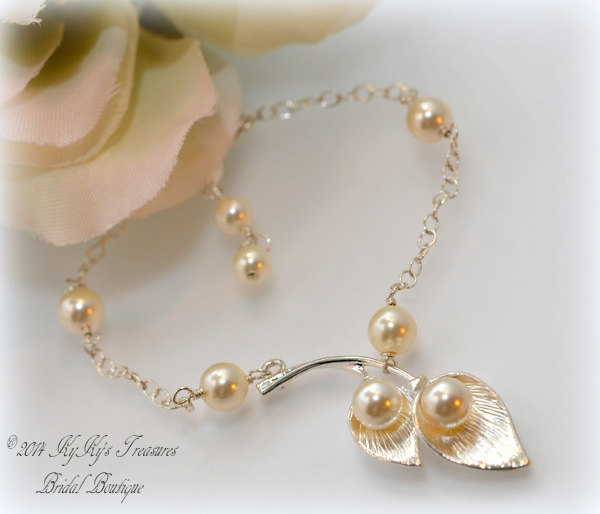 Bridal Bracelet, Bridesmaid Bracelet, Calla Lily Jewelry, Wedding Jewelry, Bridesmaid Gift, Sterling Silver Bracelet, Pearl Bracelet